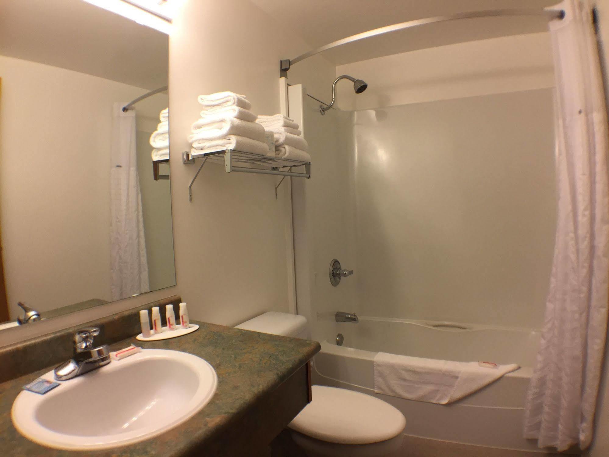 Super 8 By Wyndham Kenora Hotell Exteriör bild