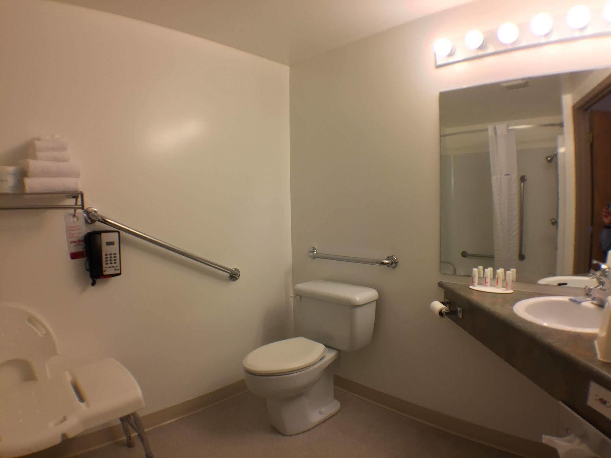 Super 8 By Wyndham Kenora Hotell Exteriör bild