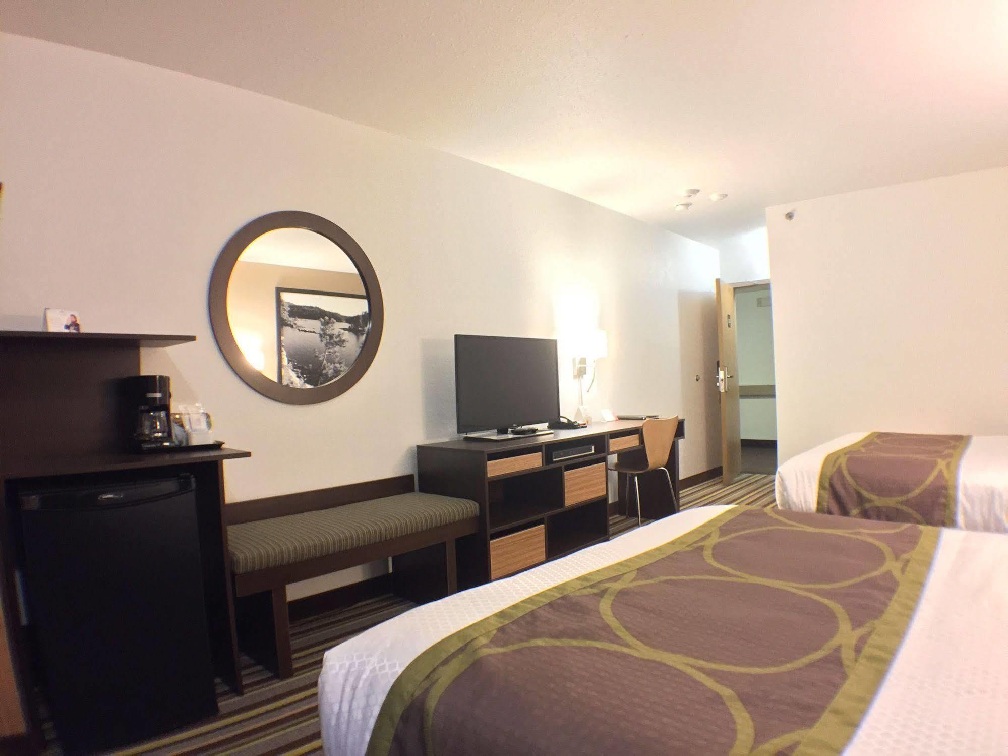 Super 8 By Wyndham Kenora Hotell Exteriör bild