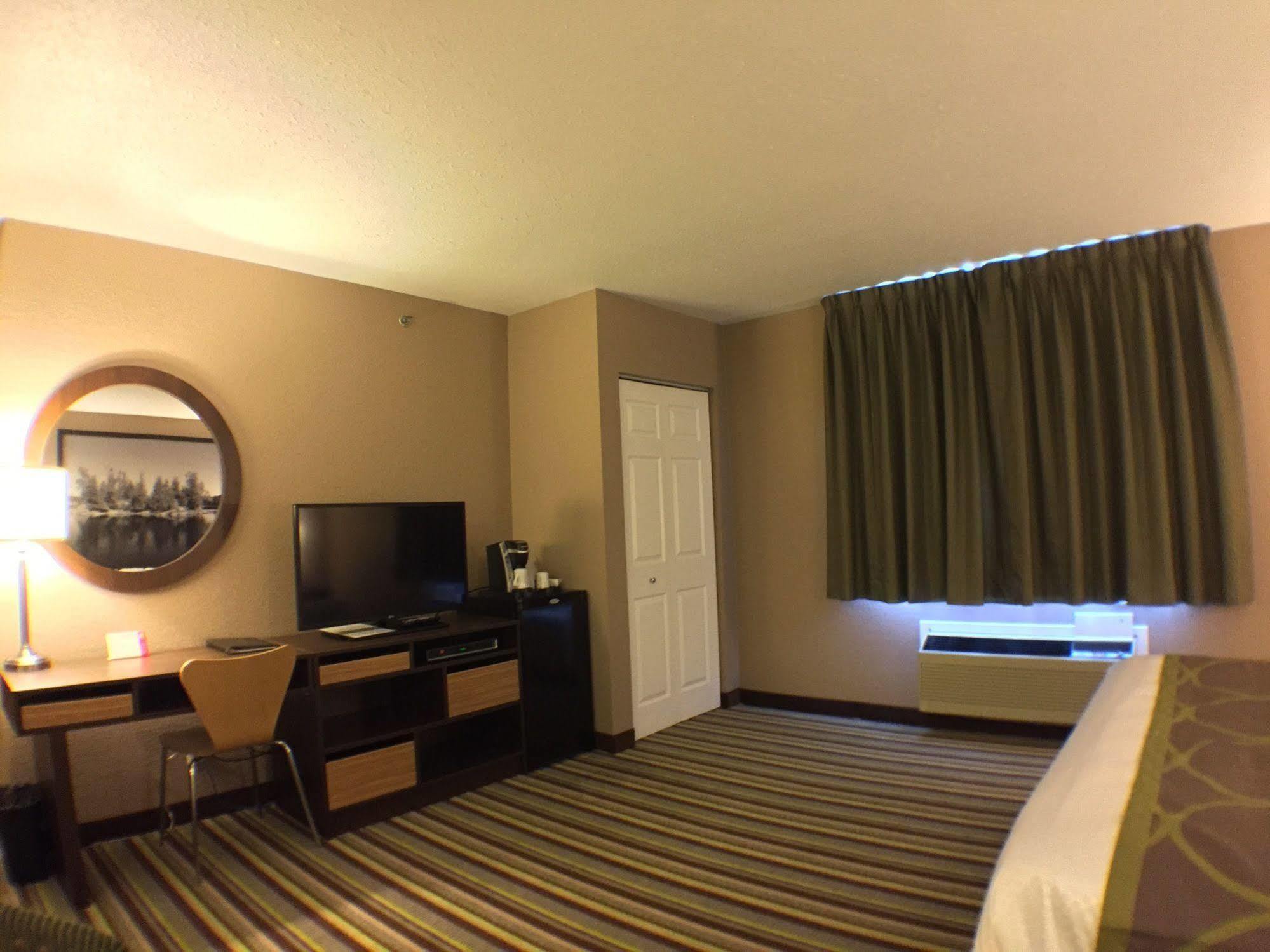 Super 8 By Wyndham Kenora Hotell Exteriör bild