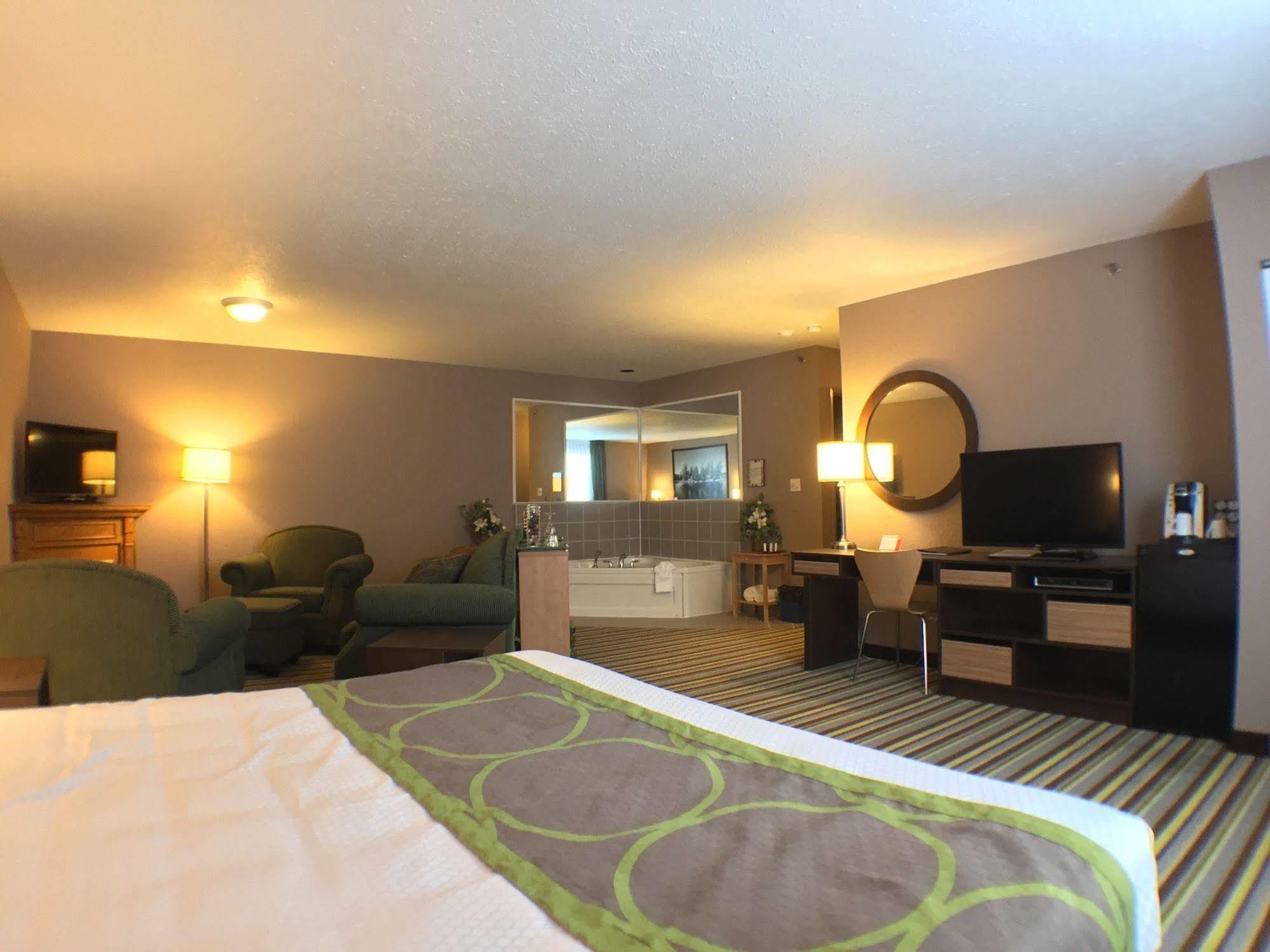 Super 8 By Wyndham Kenora Hotell Exteriör bild