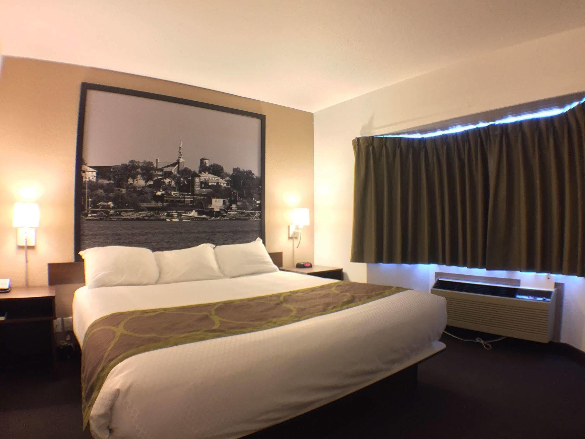 Super 8 By Wyndham Kenora Hotell Exteriör bild
