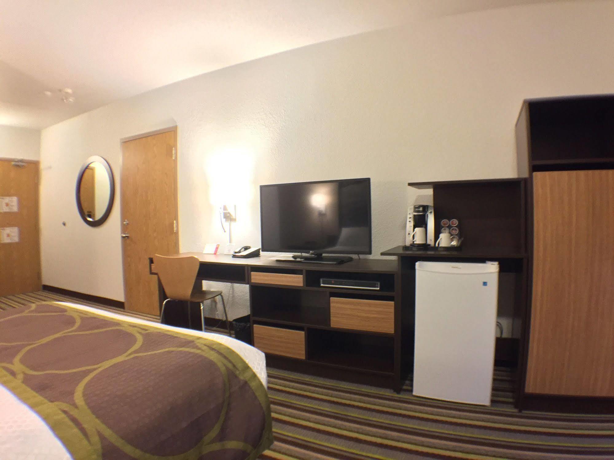Super 8 By Wyndham Kenora Hotell Exteriör bild