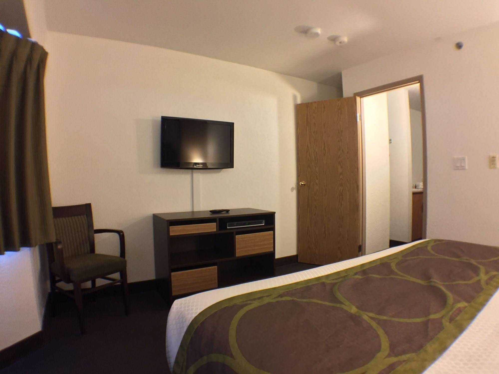 Super 8 By Wyndham Kenora Hotell Exteriör bild